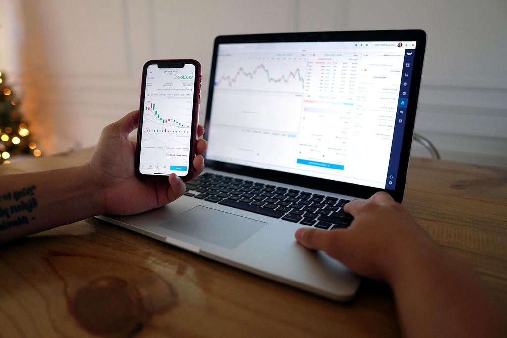 Illustration colorée d'une économie de jeu mobile avec pièces et gemmes